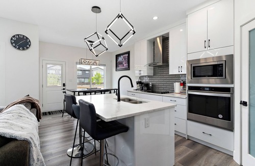 Southwest Edmonton House | Luxurious, Cozy, & Modern 4 bedroom Home—Airconditioned + Netflix + Free Parking