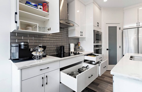 Southwest Edmonton House | Luxurious, Cozy, & Modern 4 bedroom Home—Airconditioned + Netflix + Free Parking