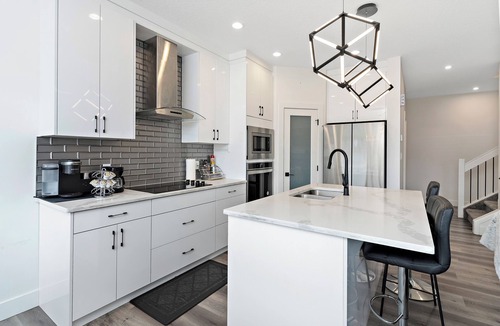 Southwest Edmonton House | Luxurious, Cozy, & Modern 4 bedroom Home—Airconditioned + Netflix + Free Parking