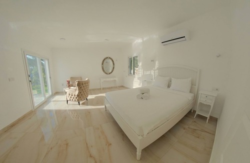 Alacati Villa | LUXURIOUS DELUXE VILLA with 7 bedrooms, private pool & garden, roof top, ...