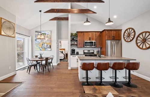 Manchester Apartment | Luxurious Design | Easy Access to Downtown Pittsburgh | Sleeps 4