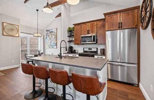 Manchester Apartment | Luxurious Design | Easy Access to Downtown Pittsburgh | Sleeps 4