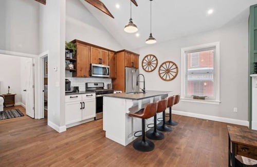 Manchester Apartment | Luxurious Design | Easy Access to Downtown Pittsburgh | Sleeps 4