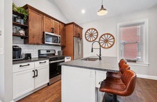 Manchester House | Luxurious Design | Easy Access to Downtown Pittsburgh | Sleeps 4