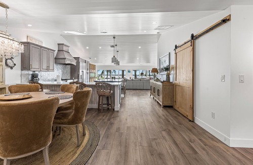 Rio House | Luxurious Dockside Jensen Home with Guest House