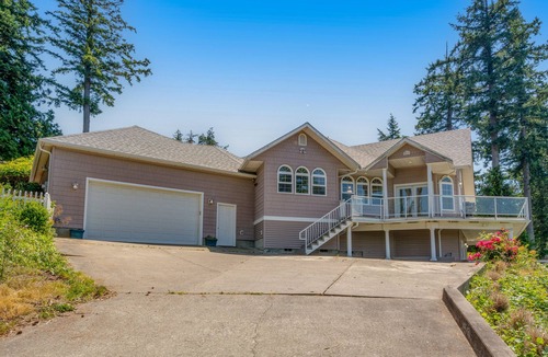 Blaine House | Luxurious dog-friendly bay-view home with private beach access