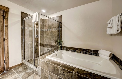 Bear Crossing House | Luxurious Double Master Suites, Stunning Mountain View, Hot Tub & WiFi!