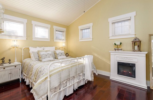 Ukiah House | Luxurious Downtown Guest Cottage/2 Beds/Garden Oasis