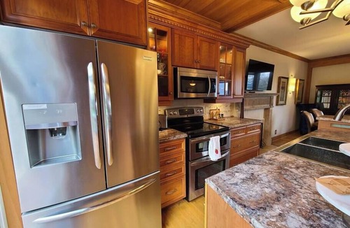 North End Apartment | Luxurious & Elegant With Waterfalls & Water Views