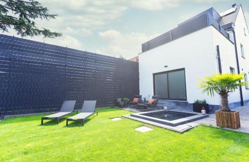 Strombeek-Bever Hotel | Luxurious Escape - Room LoveSerenity with pool and jacuzzi