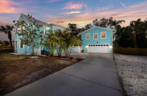 Palm Harbor House | Luxurious Escape Sleeps 10 with Private Pool & Spa