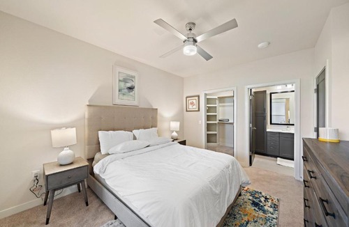 Washington Ave./ Memorial Park Apartment | Luxurious executive king suites