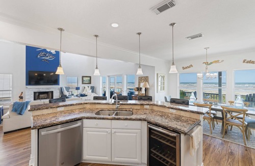 Miramar House | Luxurious, expansive 3 story beachfront house with private access!
