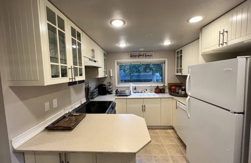 Black Diamond House | Luxurious Forest Oasis with all the Essentials