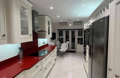 Chalfont St Peter House | Luxurious home with outdoor gym, hot tub, BBQ area, cinema room & Table Tennis.