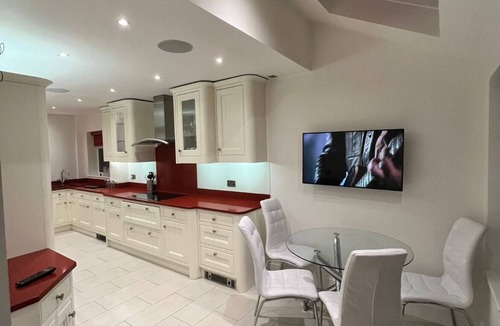 Chalfont St Peter House | Luxurious home with outdoor gym, hot tub, BBQ area, cinema room & Table Tennis.