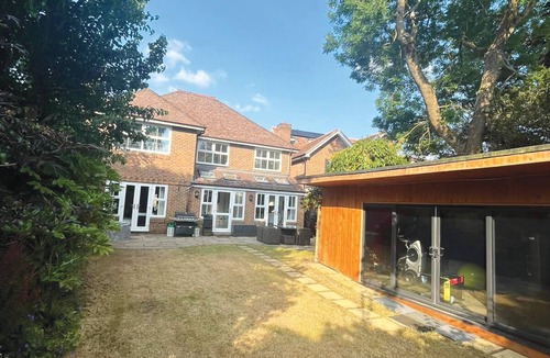 Chalfont St Peter House | Luxurious home with outdoor gym, hot tub, BBQ area, cinema room & Table Tennis.
