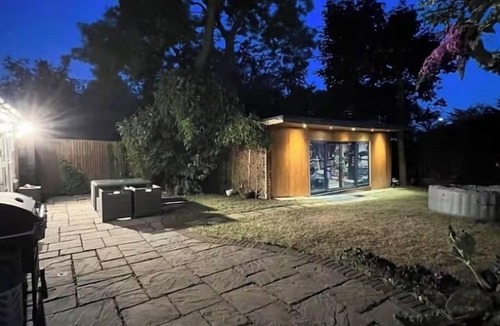 Chalfont St Peter House | Luxurious home with outdoor gym, hot tub, BBQ area, cinema room & Table Tennis.