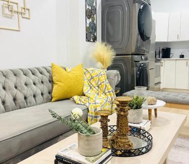 Walkerville Apartment | Luxurious High Ceiling, King Bed, indoor parking