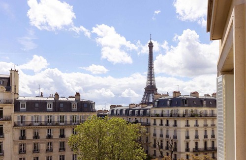 Chaillot Apartment | Luxurious Home in Triangle d'Or- Eiffel Tower View