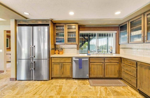 Bayshore House | Luxurious home with 3 suites, 3 fireplaces, game room & hot tub - walk to beach