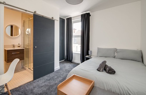 Portsmouth House | Luxurious House,100% 5 * 3 large en-suites Rooms. CONTRACTORS/LEISUREgarden,pets