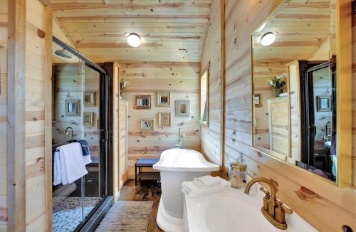 Fredericksburg House | Luxurious & Intimate Cottage in Fred Wine Country!