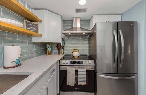 Bay Esplanade Apartment | Luxurious King Bed! Steps to beach, town & park!