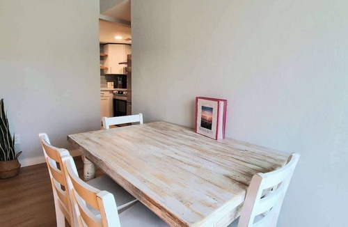 Bay Esplanade Apartment | Luxurious King Bed! Steps to beach, town & park!
