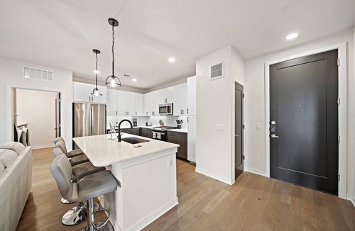 Washington Ave./ Memorial Park Apartment | Luxurious king executive suite