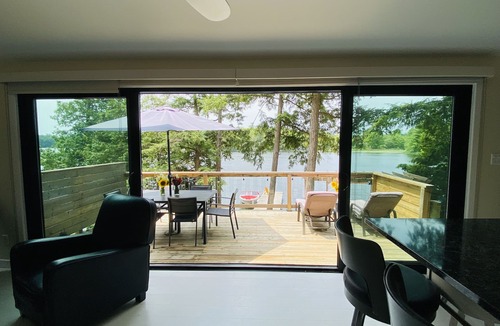 Lyndhurst House | Luxurious lakefront cottage.