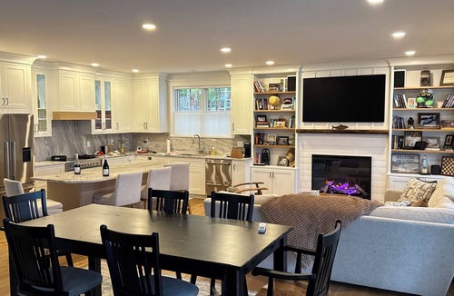 Fitzwilliam House | Luxurious Lakefront 3-bedroom house in Fitzwilliam on Laurel Lake