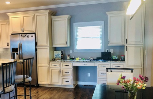 Southmont House | Luxurious Lakehouse retreat with 5 BR, 3.5 Bath, fire pit, dock and boat ramp