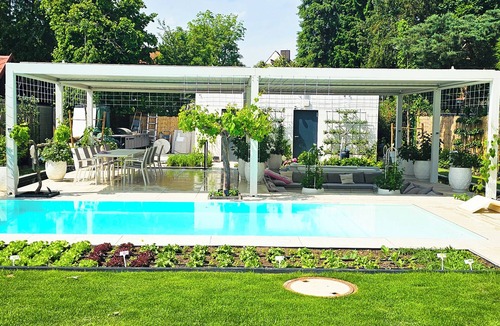 Obersendling Apartment | Luxurious Large Home + Pool + Garden + Koi Pond