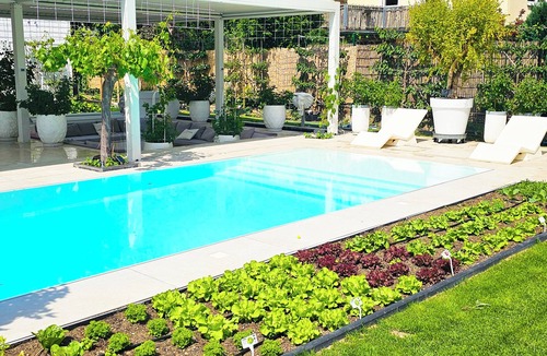 Obersendling Apartment | Luxurious Large Home + Pool + Garden + Koi Pond