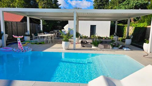 Obersendling Apartment | Luxurious large home with Pool, Garden, Koi Pond only 12 min to Octoberfest