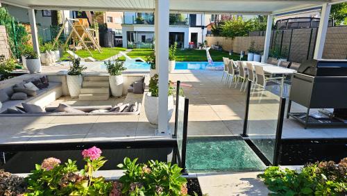 Obersendling Apartment | Luxurious large home with Pool, Garden, Koi Pond only 12 min to Octoberfest
