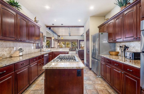 Highland Meadows House | Luxurious & Large with Private Hot Tub - 3 Living Rooms - Convenient to Free Bus