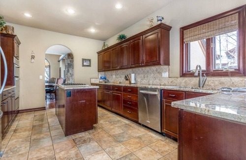 Highland Meadows House | Luxurious & Large with Private Hot Tub - 3 Living Rooms - Convenient to Free Bus