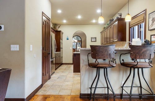 Highland Meadows House | Luxurious & Large with Private Hot Tub - 3 Living Rooms - Convenient to Free Bus