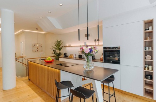 Schwabing Apartment | Luxurious loft with large sun terrace and sauna