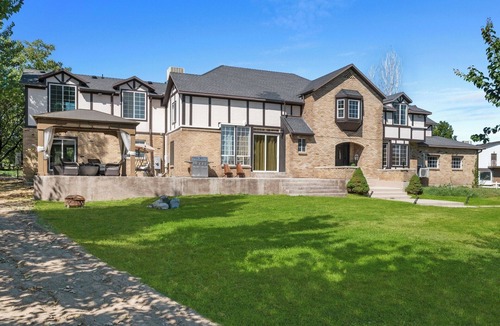 Bluffdale House | Luxurious Mansion w Orchard & Double Pickleball & Spa