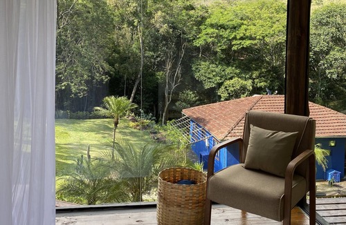 Itamonte House | Luxurious master suite amidst lush nature in the Mantiqueira mountains