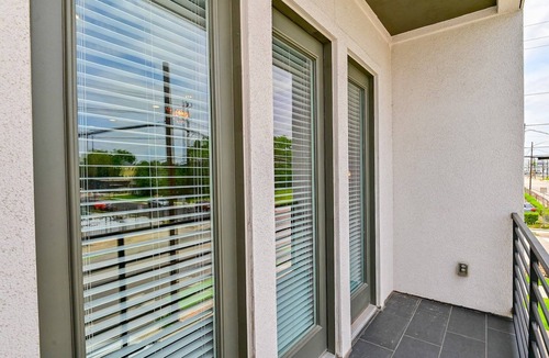 East Downtown Houston House | Luxurious Modern 3 Story Haven, East Downtown - City Views - minutes to downtown