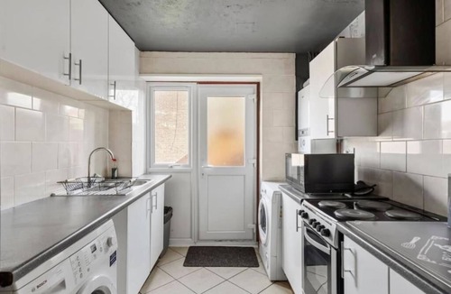 Canterbury House | Luxurious Modern House with Hot Tub and Free Parking