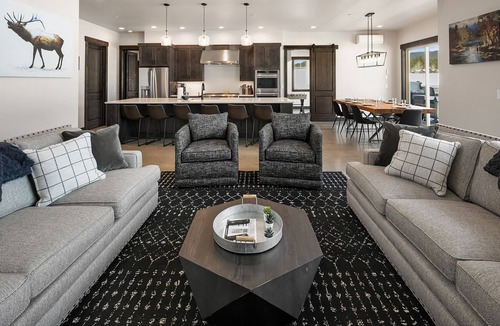 Cle Elum House | Luxurious Modern Mountain Estate! Hot Tub | Gas Fire Pit | Game Room & more!