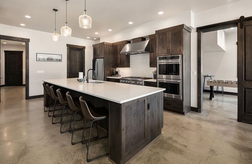 Cle Elum House | Luxurious Modern Mountain Estate! Hot Tub | Gas Fire Pit | Game Room & more!