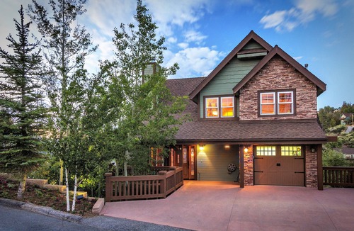 Lake Arrowhead Cabin | Luxurious Mountain Cabin w 2 master suites, jacuzzi, views, & AC