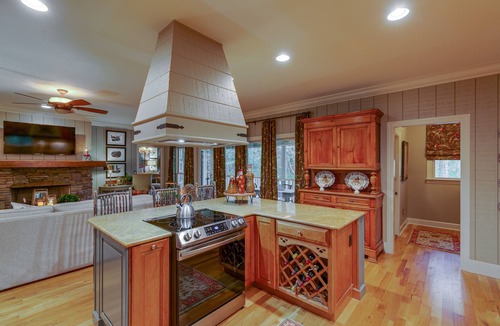 Sapphire House | Luxurious Mountain Escape - Crisp Mountain Air Beckons.
