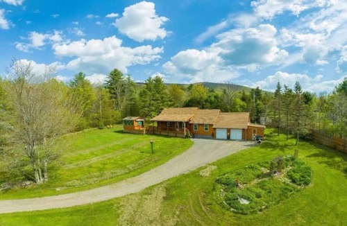 Maplecrest Apartment | Luxurious Mt Retreat Sauna Hot Tub Fire Pit & Park